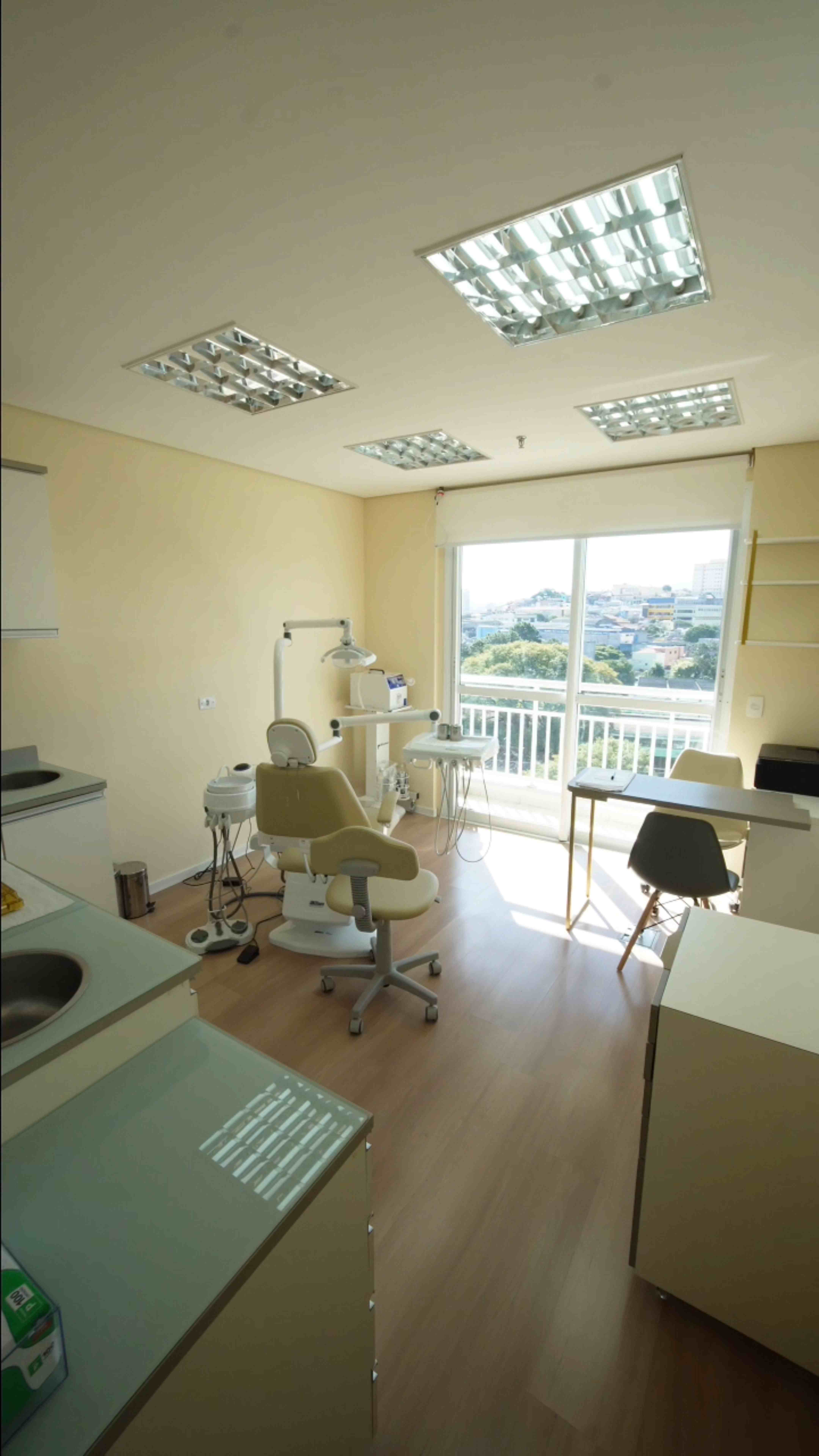 Sala de atendimento com vista da cidade