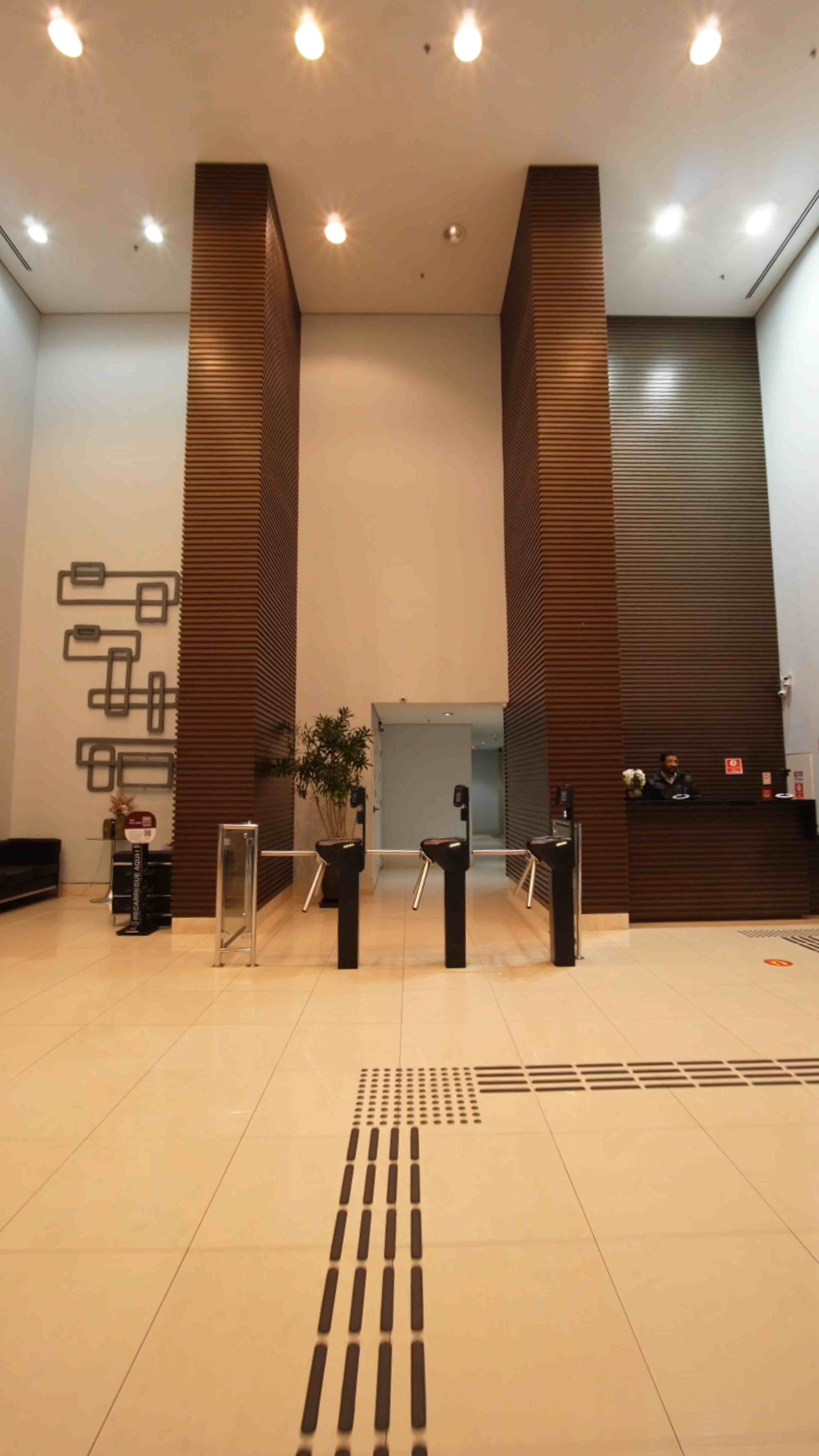 Hall de entrada do edifício onde fica o consultório, com recepção e controle de acesso